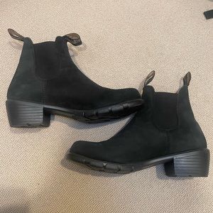 Blundstone #1960 Black Nubuck Heeled boot.  Worn once!  Pristine condition!